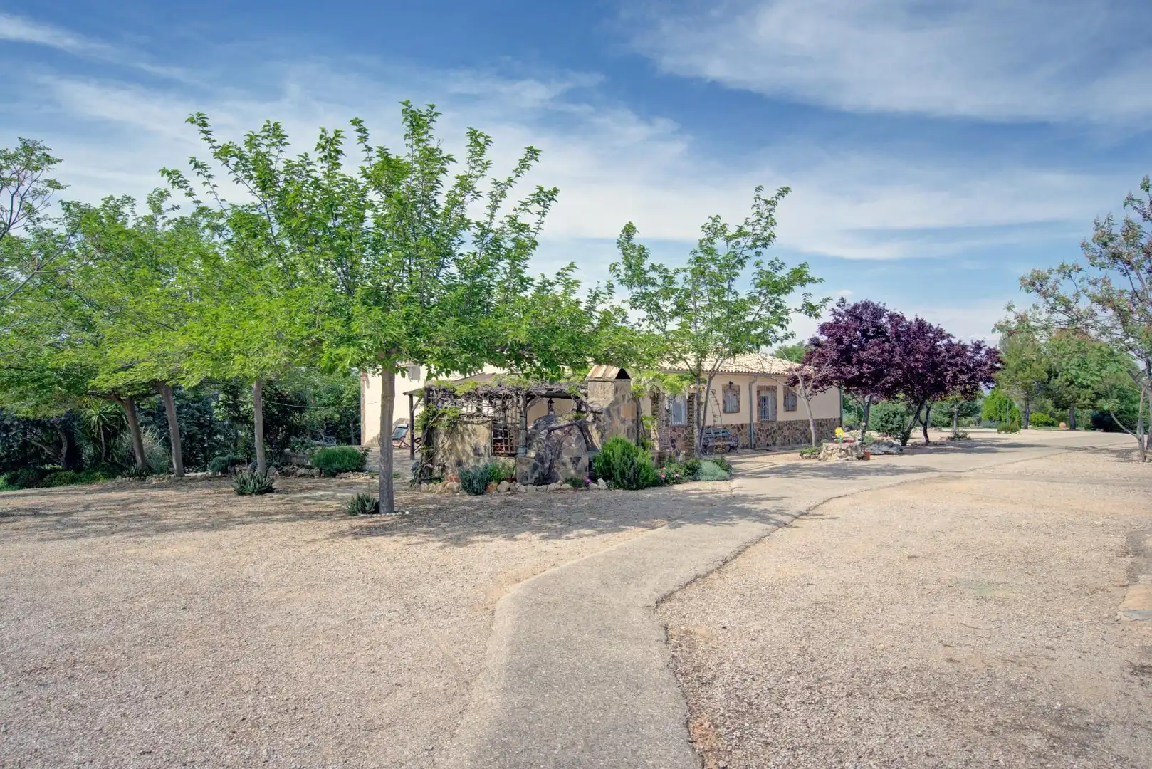 Vista exterior de Casa o xalet en venda en Jaén amb Jardí privat, Terrassa i Piscina