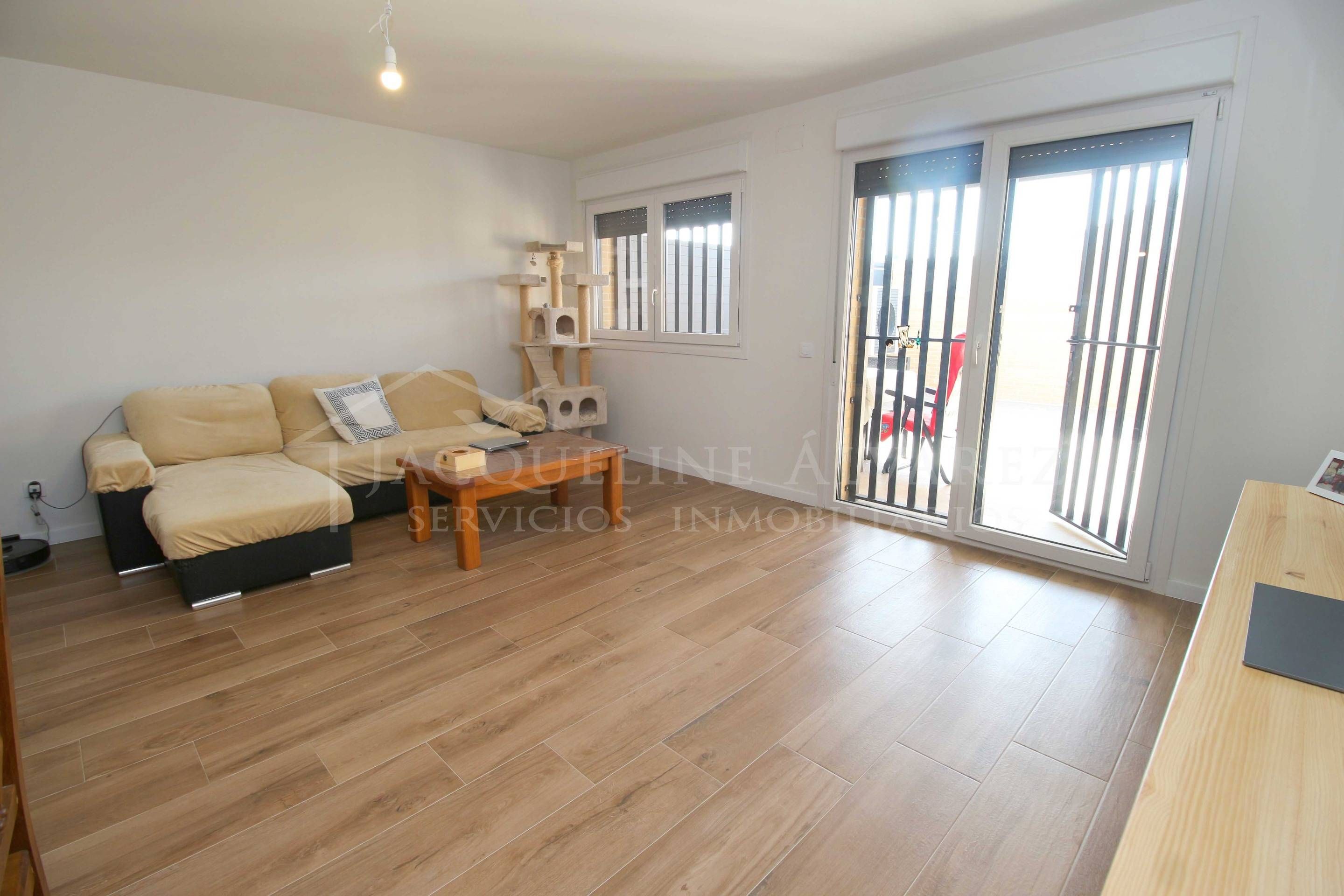 Sala d'estar de Casa adosada en venda en Torrejón de Velasco amb Calefacció i Jardí privat