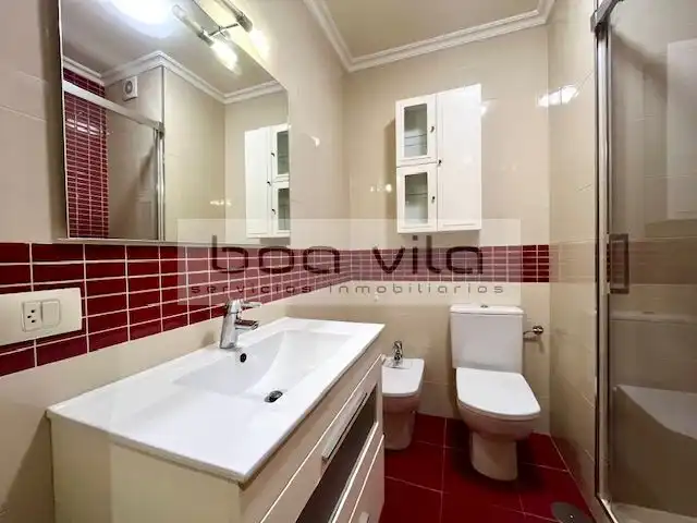 Badezimmer von Wohnung zum Verkauf in Pontevedra Capital  mit Heizung, Parkett und Abstellraum