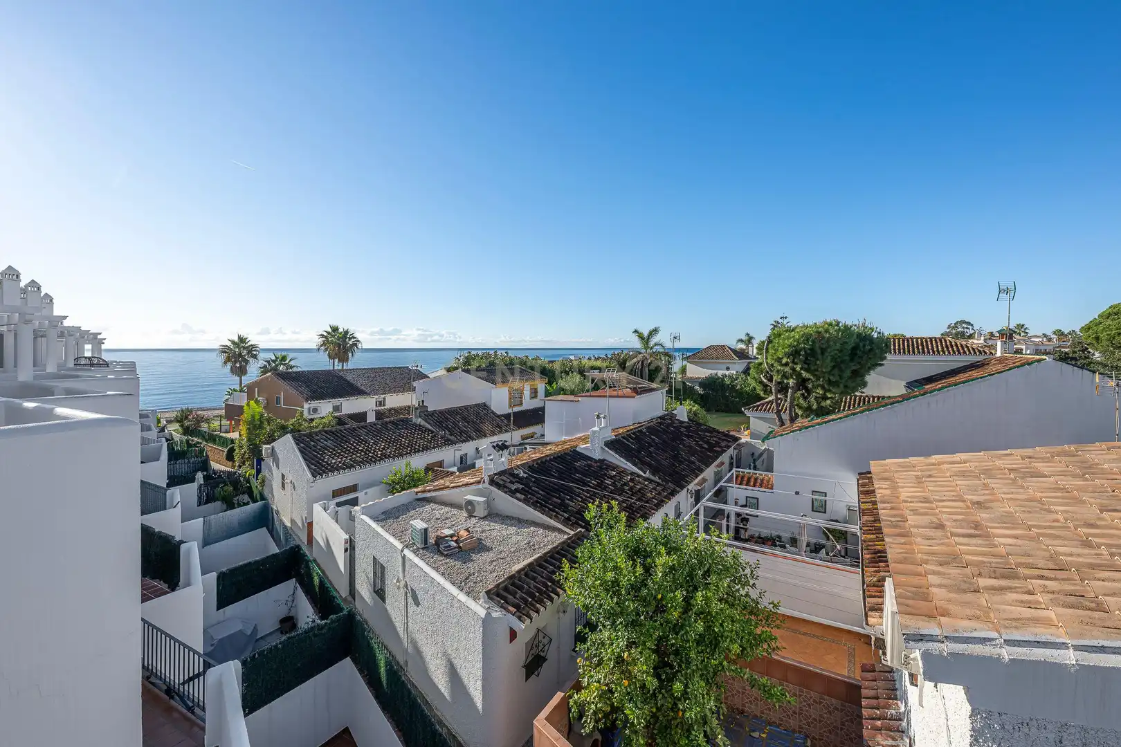 Vista exterior de Casa adosada en venta en Estepona con Aire acondicionado, Trastero y Piscina comunitaria