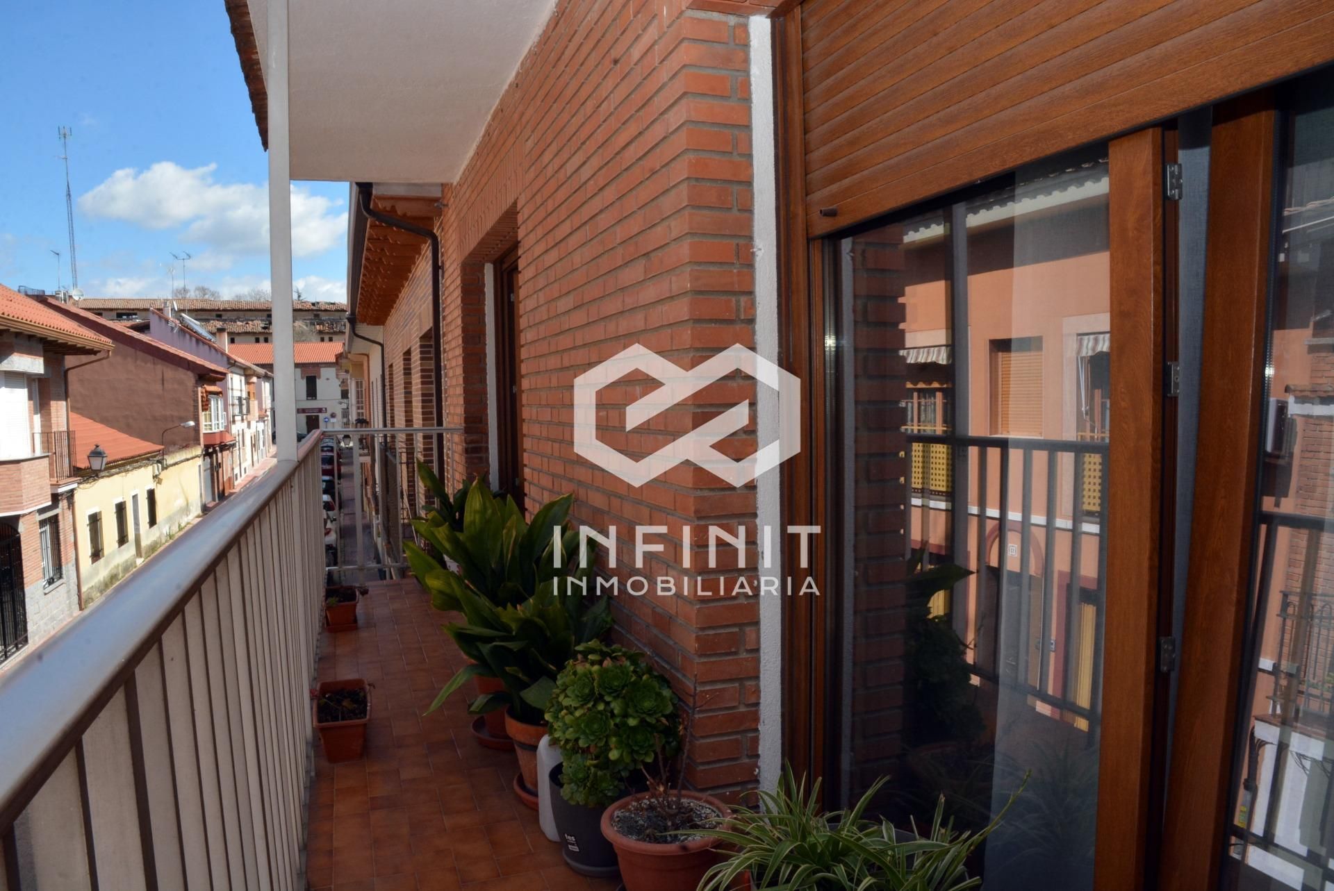 Exterior view of House or chalet for sale in Alcalá de Henares  with Heating, Terrace and Storage room