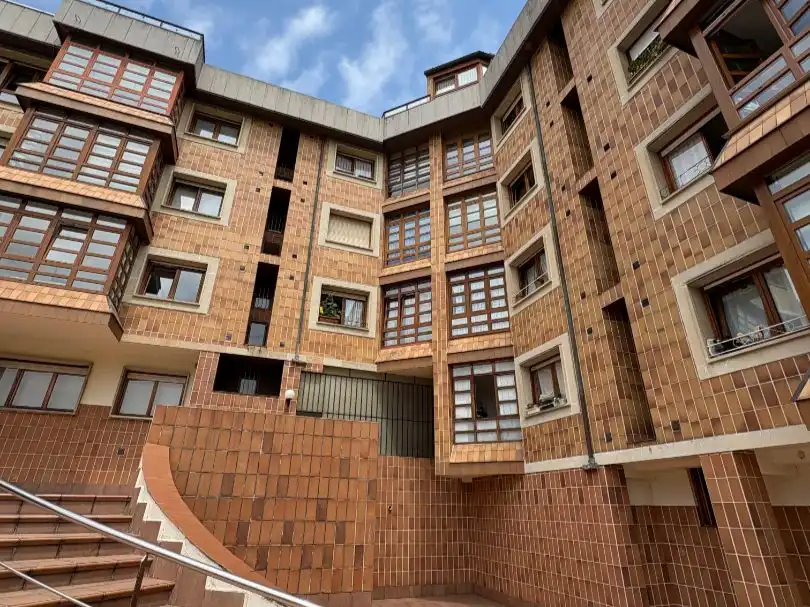 Vista exterior de Piso en venta en Gijón  con Terraza, Piscina y Balcón