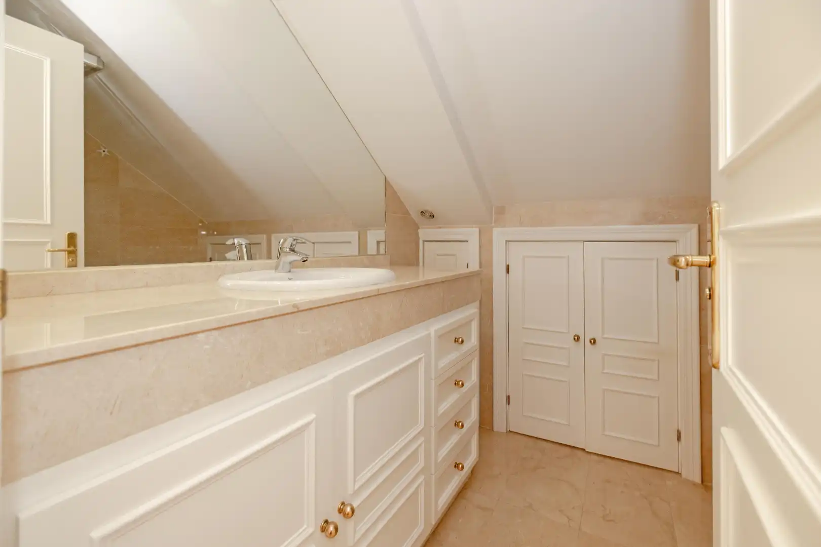 Badezimmer von Dachboden zum Verkauf in Marbella mit Klimaanlage, Heizung und Terrasse