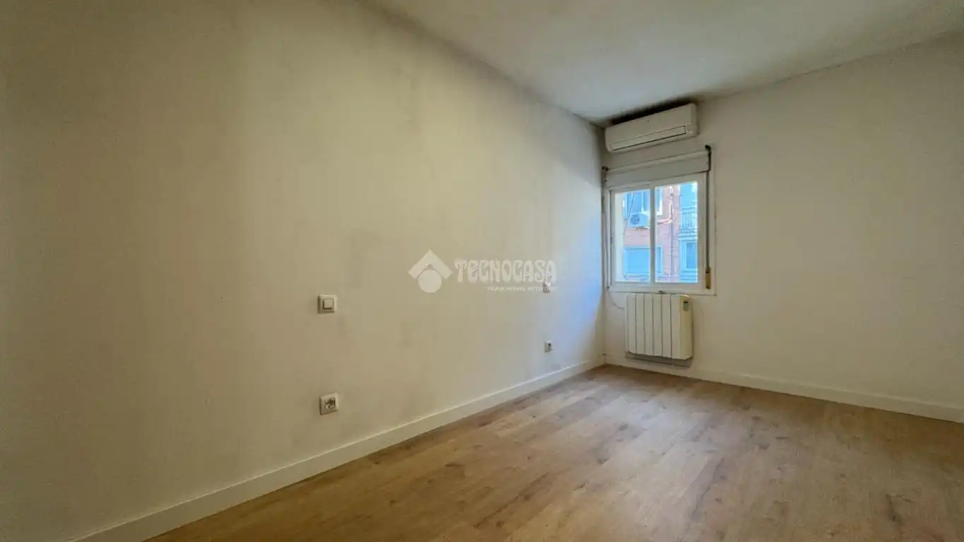 Bedroom of Flat for sale in Madrid  with Air Conditioner