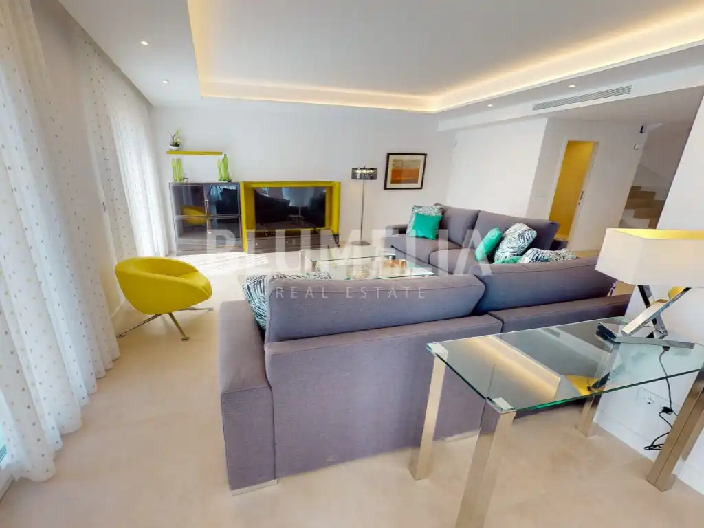 Wohnzimmer von Dachboden zum Verkauf in Oliva mit Klimaanlage, Heizung und Privatgarten