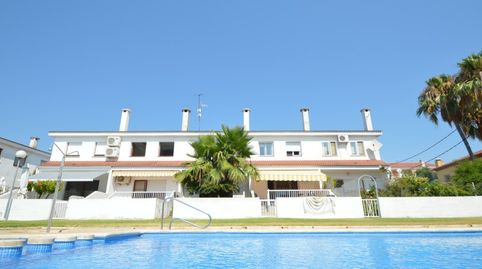 Chalet en venta de 4 habitaciones y piscina comunitaria.