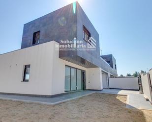Exterior view of Single-family semi-detached for sale in Carbajosa de la Sagrada  with Heating, Terrace and Storage room