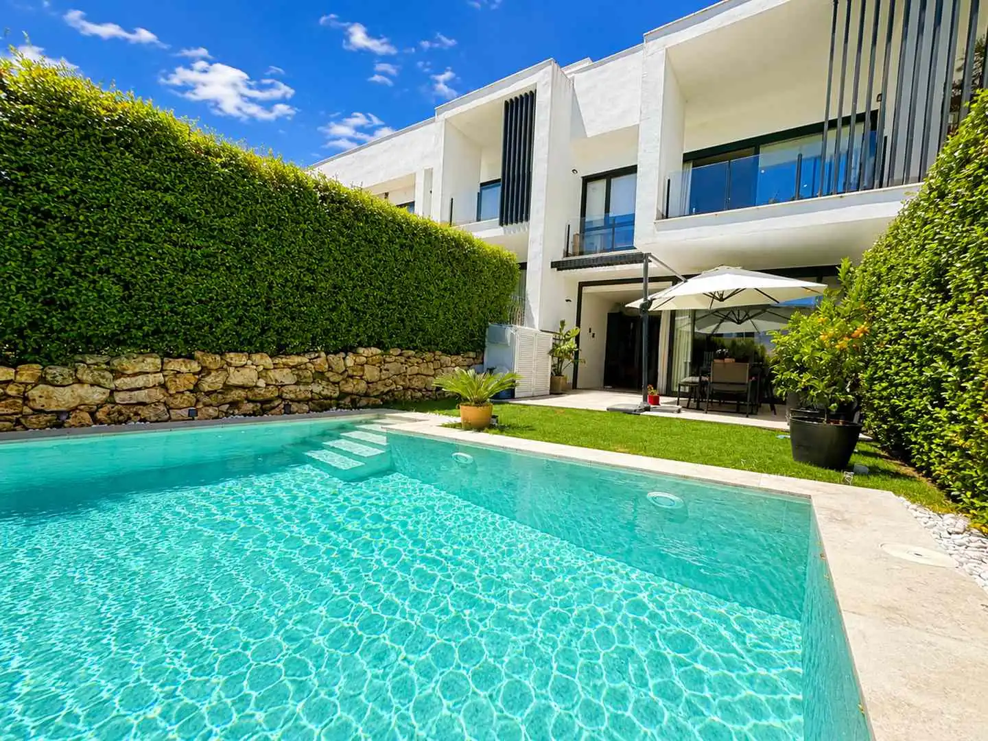 Piscina de Casa adosada en venda en Sotogrande amb Aire condicionat, Calefacció i Jardí privat