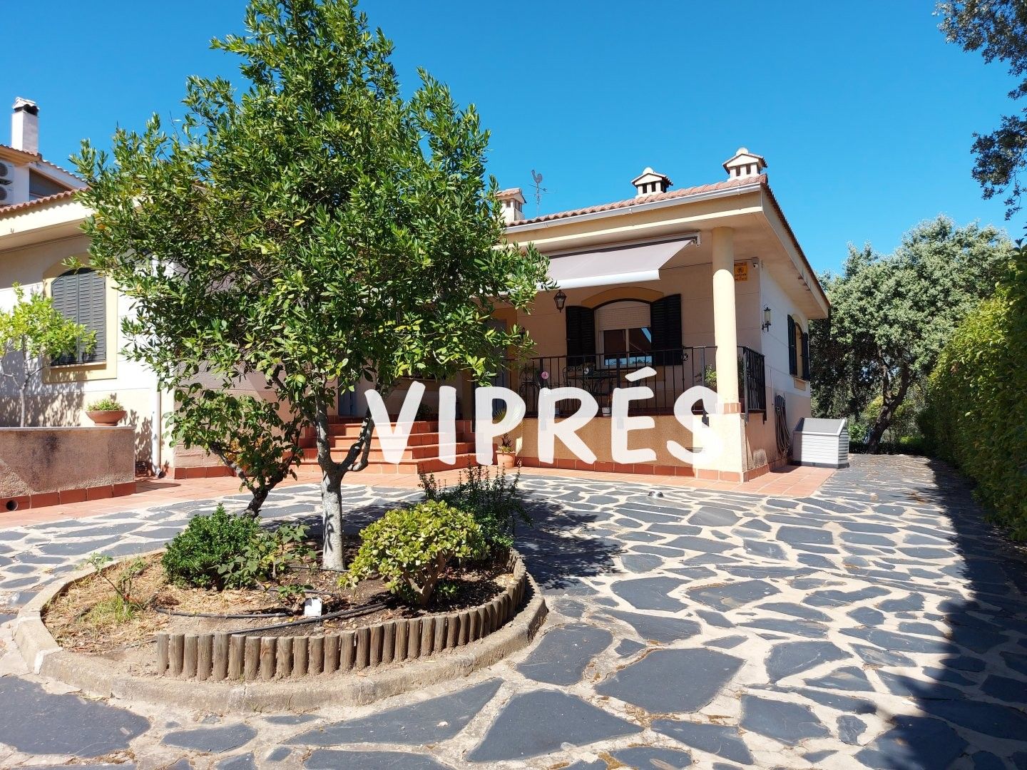 Vista exterior de Casa o xalet en venda en Cáceres Capital amb Aire condicionat, Calefacció i Piscina