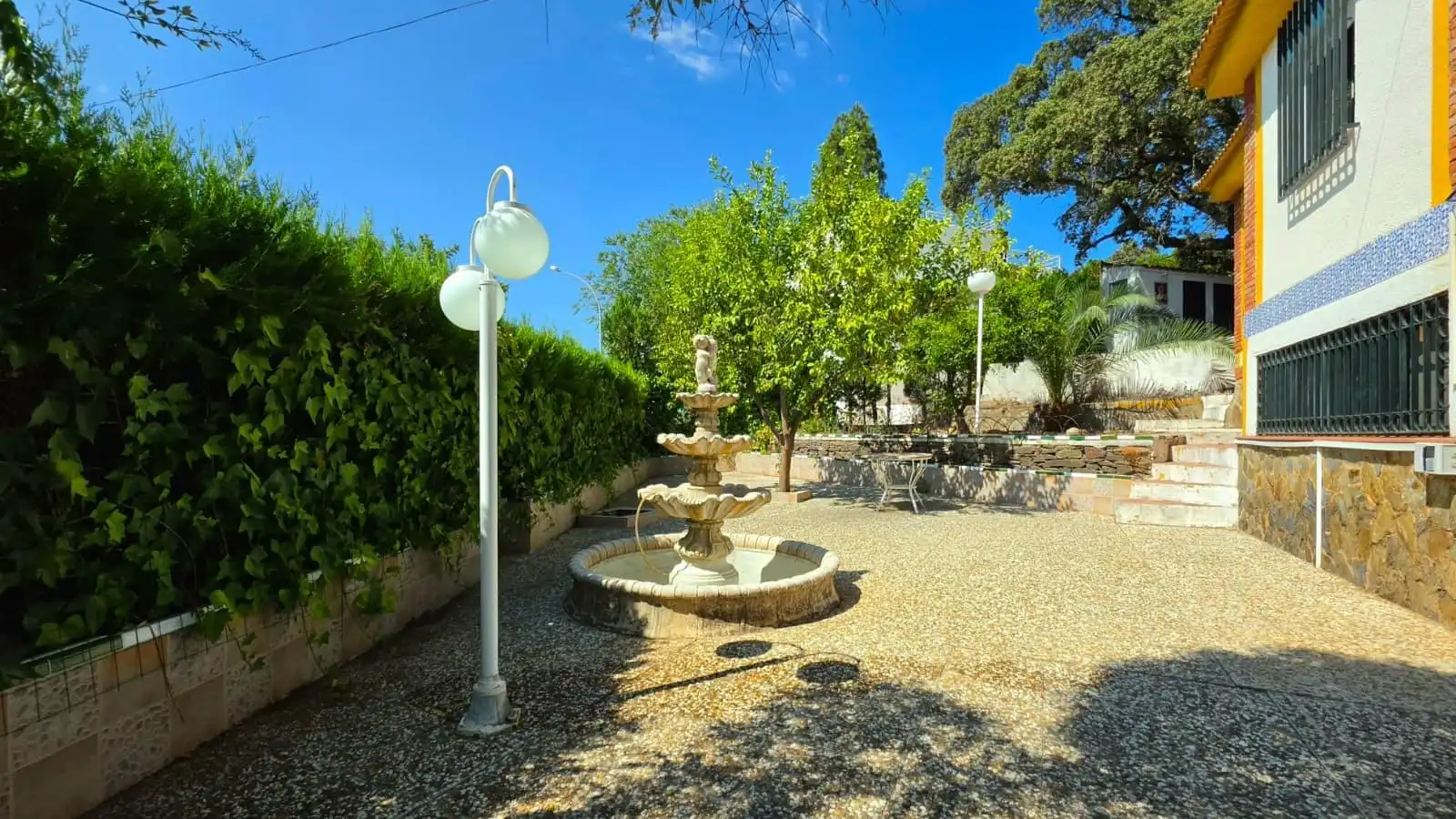 Vista exterior de Casa o xalet en venda en Guillena amb Aire condicionat, Piscina i Moblat