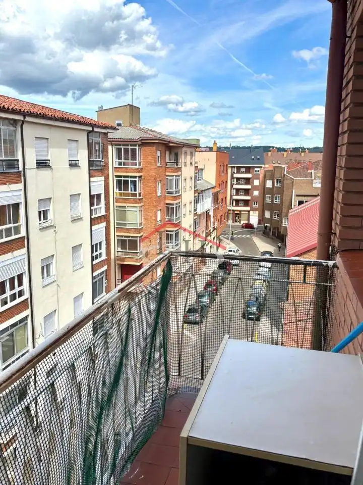Vista exterior de Piso en venta en León Capital  con Calefacción, Parquet y Trastero