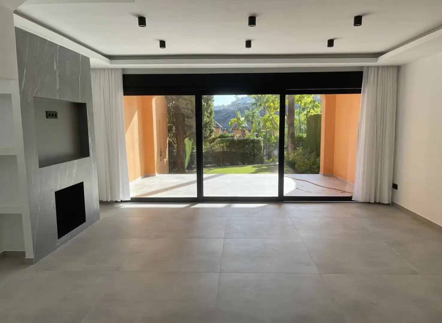 Terraza de Casa adosada en venta en Benahavís con Aire acondicionado, Calefacción y Jardín privado