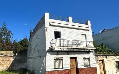 Vista exterior de Casa adosada en venda en Palomares del Río amb Jardí privat i Terrassa