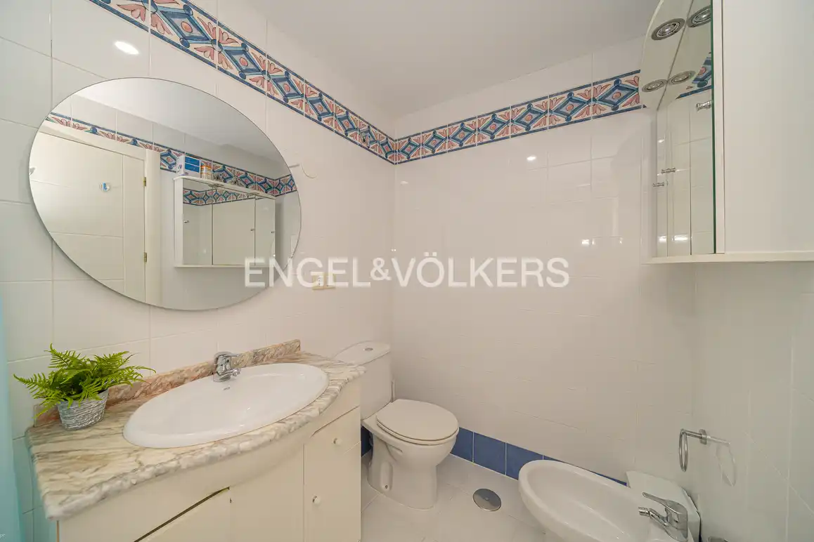 Baño de Apartamento en venta en Benidorm con Aire acondicionado, Trastero y Amueblado