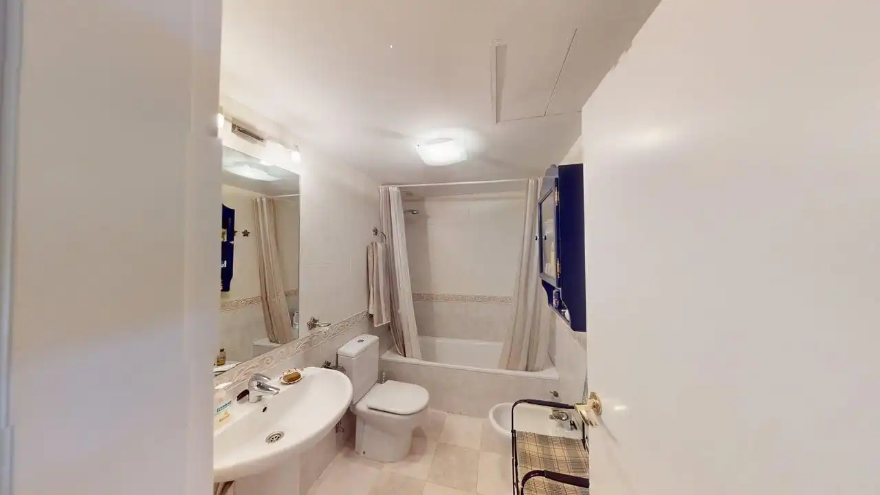 Baño de Casa adosada de alquiler en Guillena con Aire acondicionado, Calefacción y Jardín privado