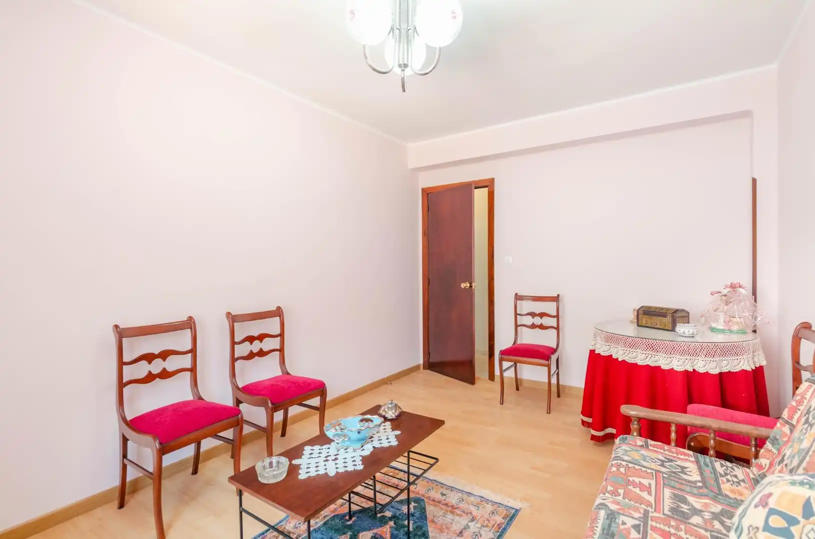 Sala d'estar de Casa adosada en venda en Langreo amb Calefacció, Terrassa i Traster