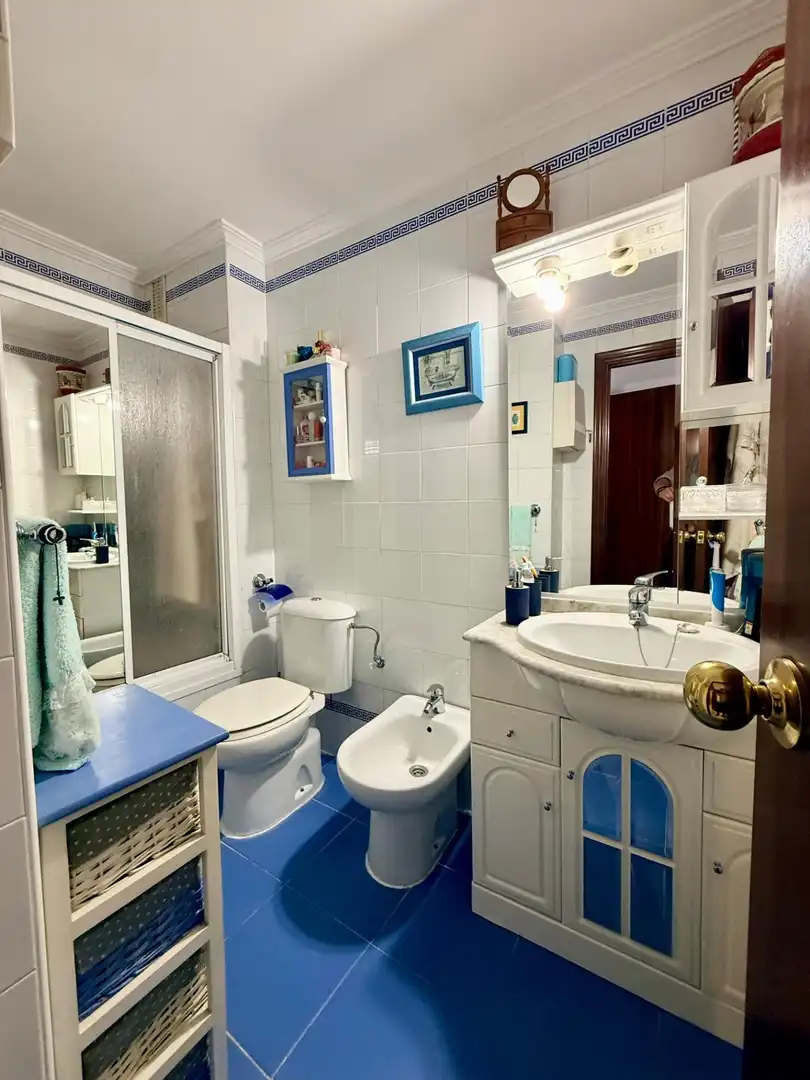 Badezimmer von Wohnung zum Verkauf in Sevilla mit Klimaanlage, Terrasse und Balkon