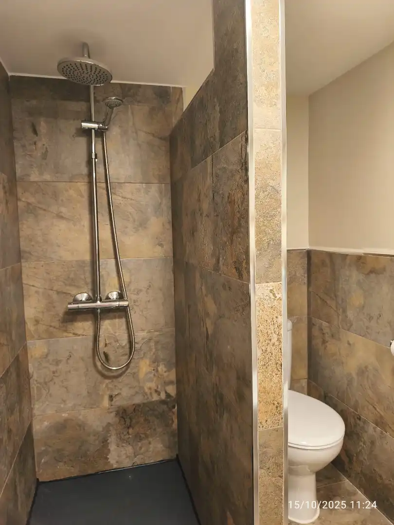 Badezimmer von Geschaftsraum zum Verkauf in Bormujos mit Klimaanlage, Parkett und Möbliert