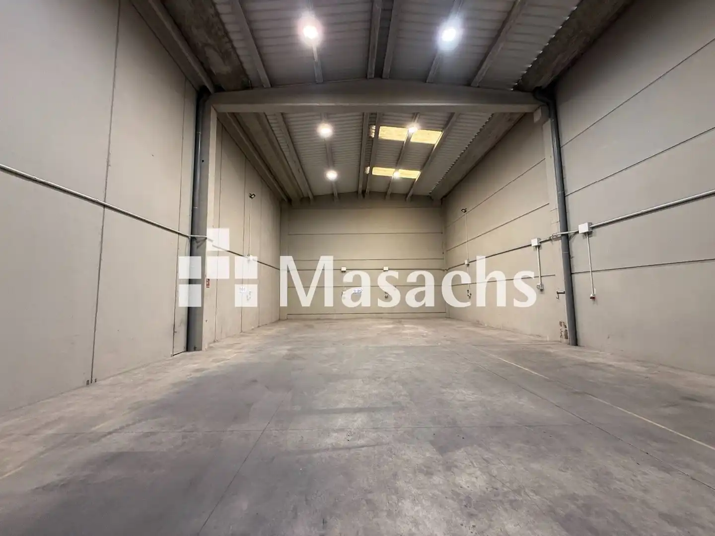 Industrial building to rent in Nord-est