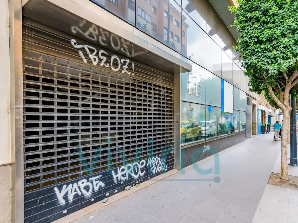 Local comercial de lloguer a Ronda Mijares 81