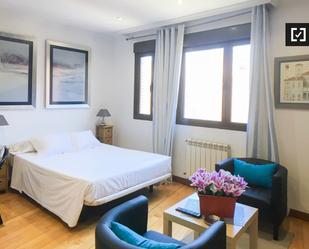 Bedroom of Flat to rent in  Madrid Capital  with Air Conditioner, Heating and Balcony