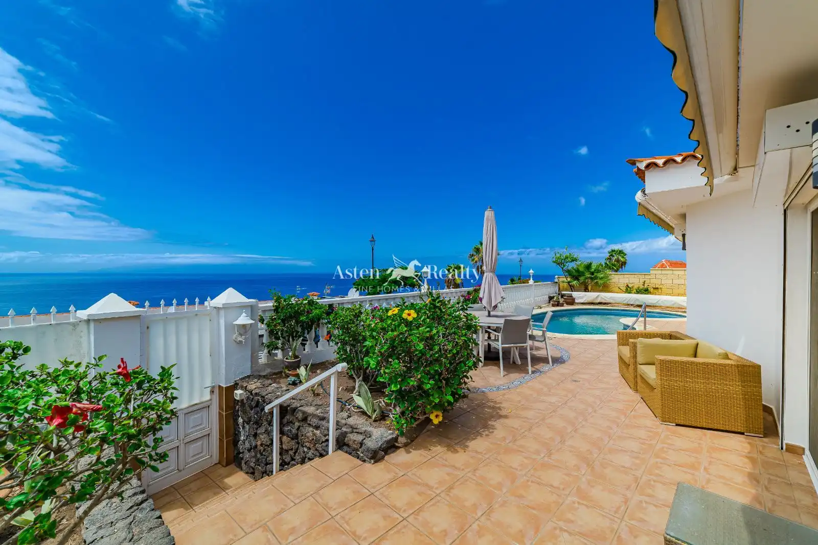 Vista exterior de Casa o chalet en venta en Santiago del Teide con Terraza, Piscina y Amueblado
