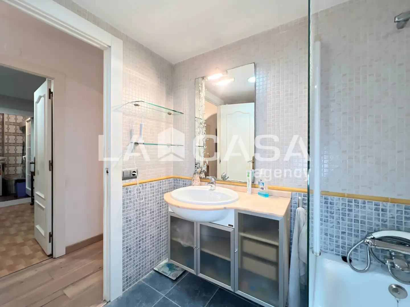 Badezimmer von Wohnung zum Verkauf in Badalona mit Heizung und Balkon