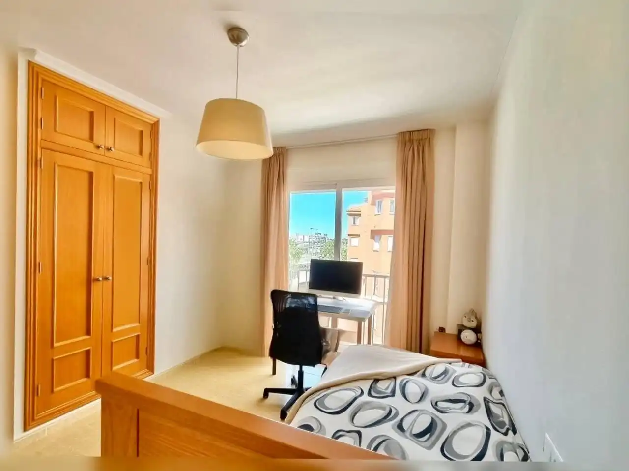 Habitación de Ático de alquiler en Orihuela con Aire acondicionado, Terraza y Amueblado