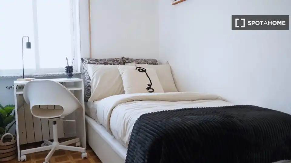 Bedroom of Flat for rent in Madrid  with Air Conditioner, Heating and Furnished