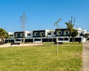 Vista exterior de Casa o xalet de lloguer en La Rinconada amb Aire condicionat, Terrassa i Moblat