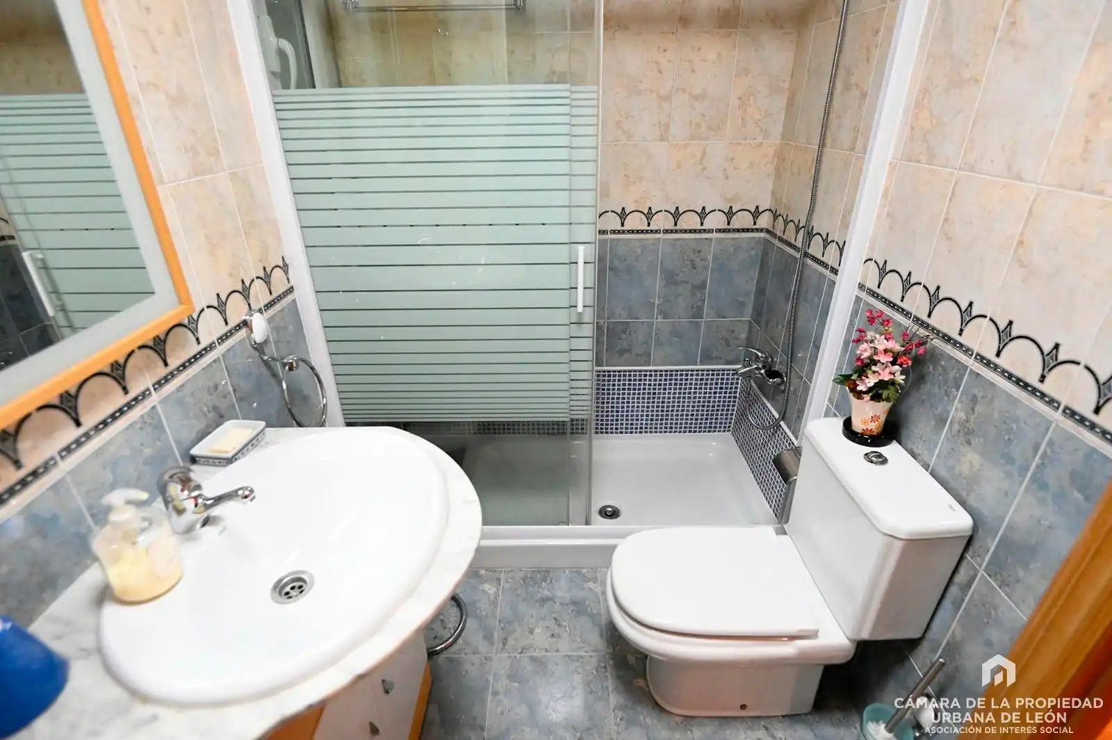 Baño de Piso en venta en León Capital  con Calefacción, Terraza y Trastero