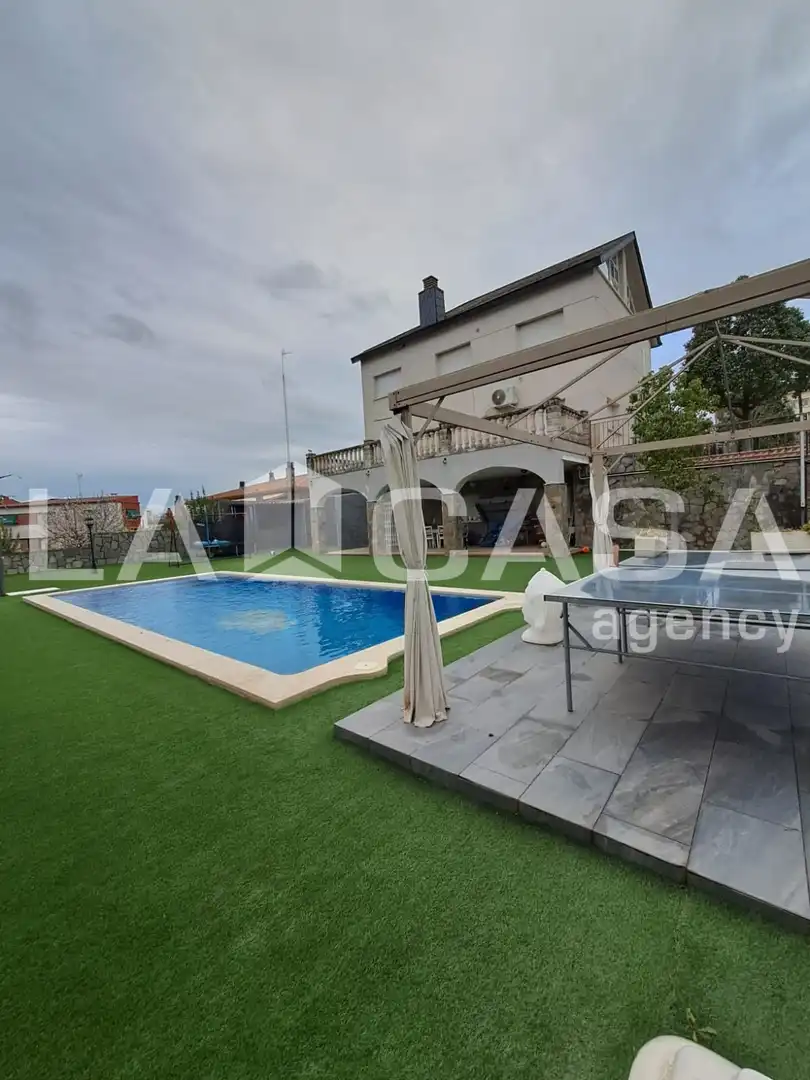 Swimming pool of Houses for sale in Terrassa  with Terrace and Swimming Pool