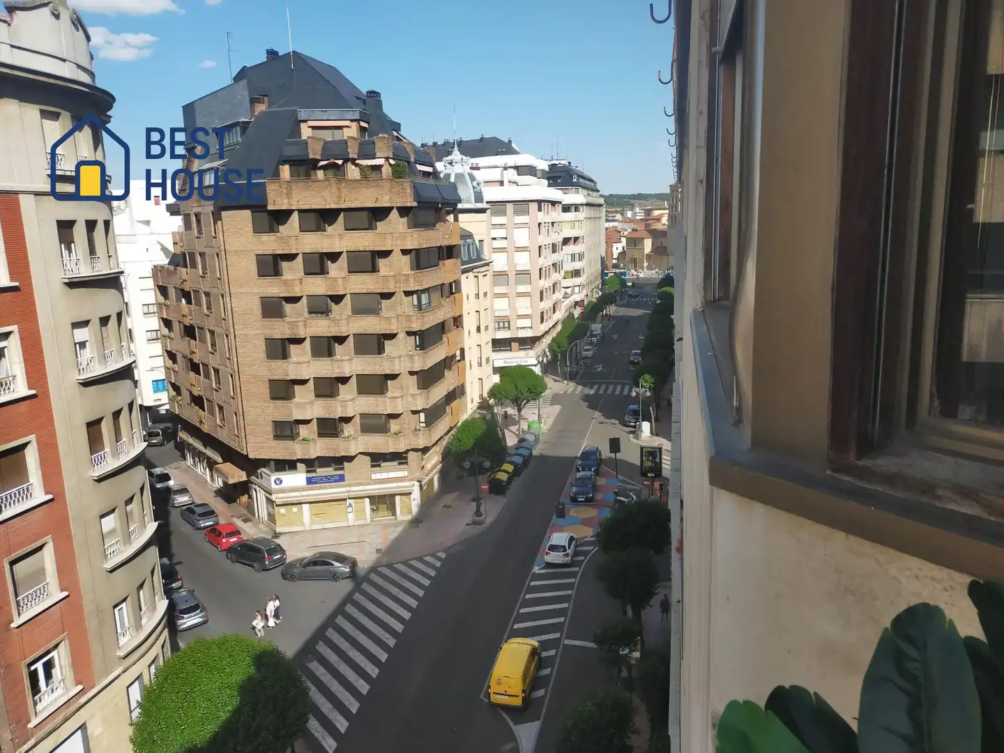 Vista exterior de Piso en venta en León Capital  con Calefacción, Terraza y Trastero