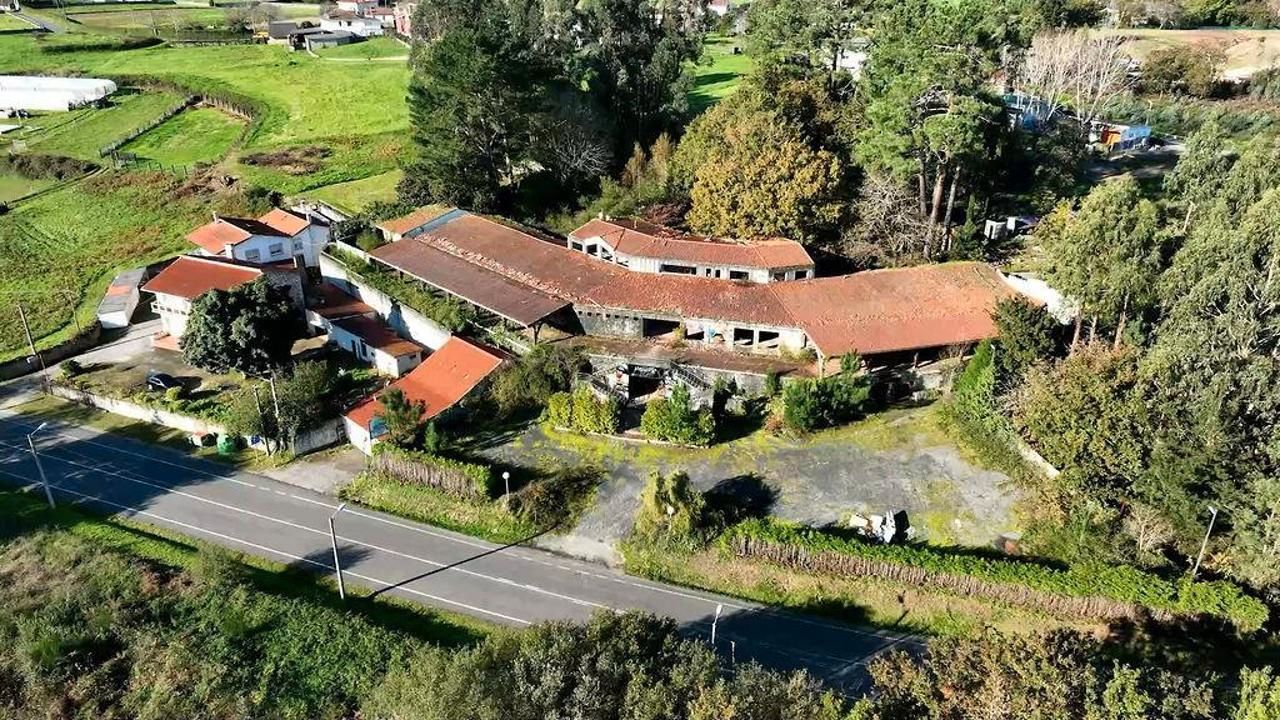 Building for sale in Cambre 