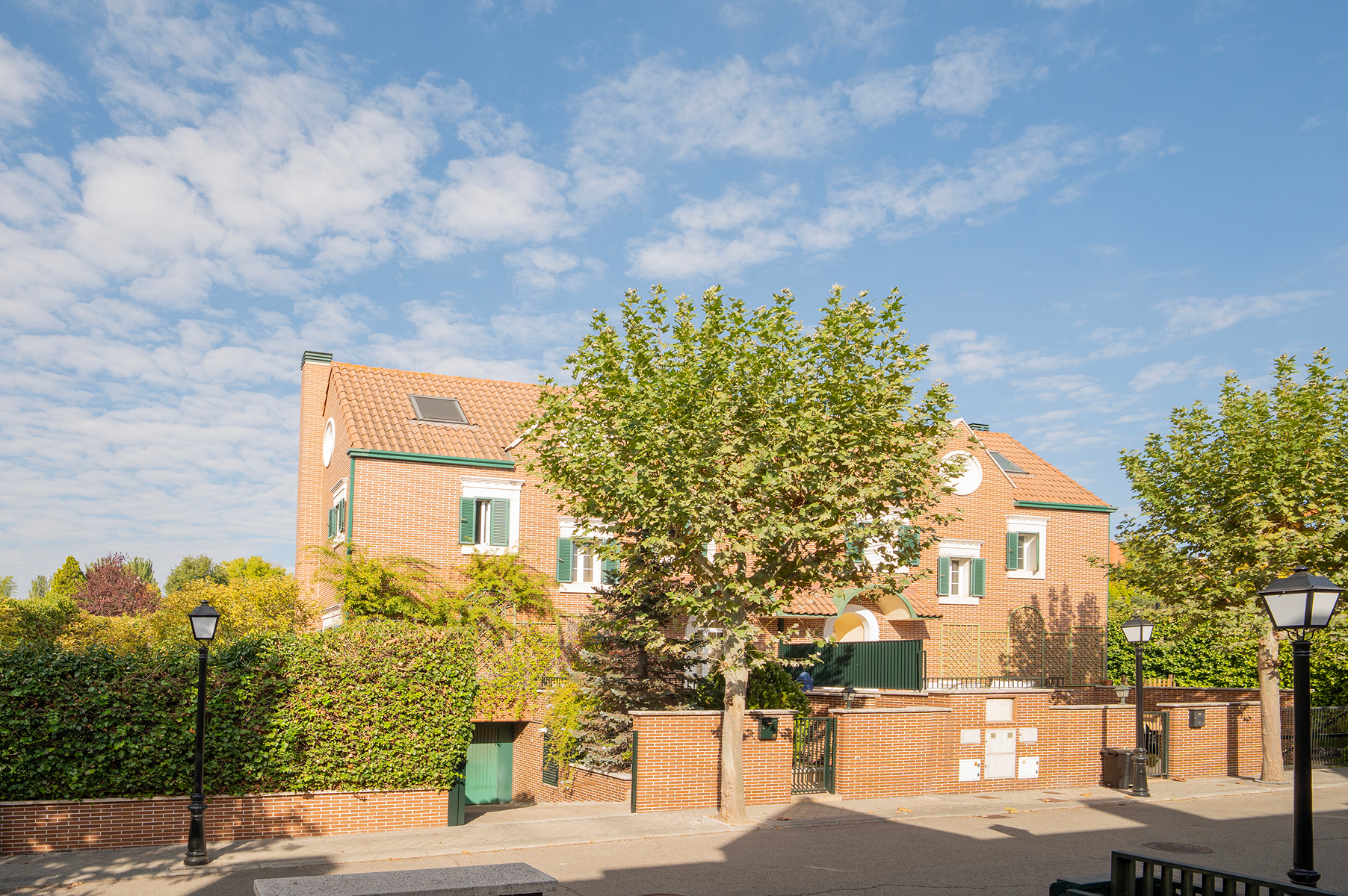 Vista exterior de Casa adosada en venda en La Moraleja amb Aire condicionat, Calefacció i Jardí privat