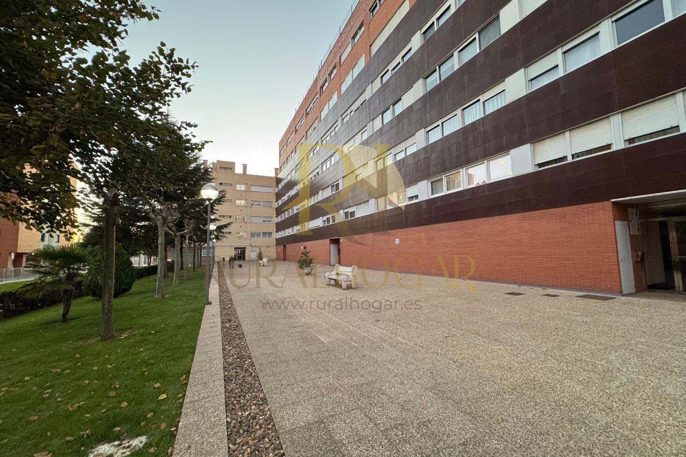 Vista exterior de Pis en venda en León Capital  amb Calefacció, Traster i Moblat