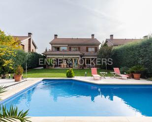 Swimming pool of House or chalet for sale in Las Rozas de Madrid  with Air Conditioner, Heating and Private garden