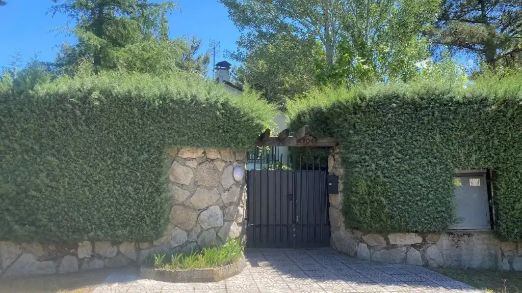 Vista exterior de Casa o xalet en venda en Cadalso de los Vidrios amb Aire condicionat, Calefacció i Jardí privat