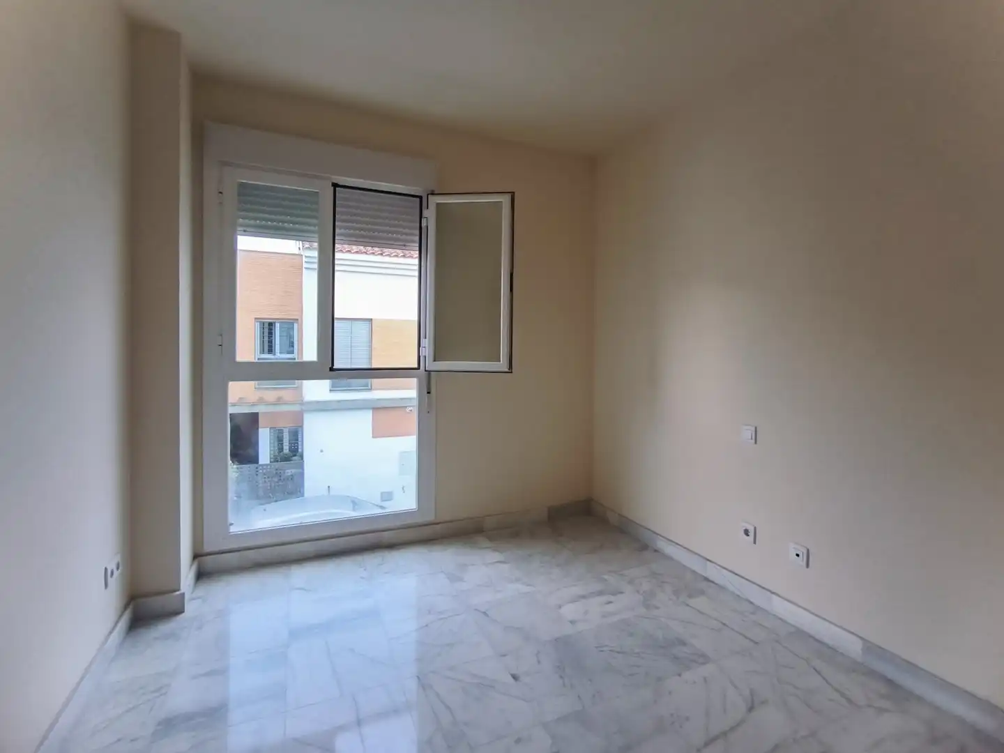 Habitación de Casa adosada en venta en Espartinas con Terraza