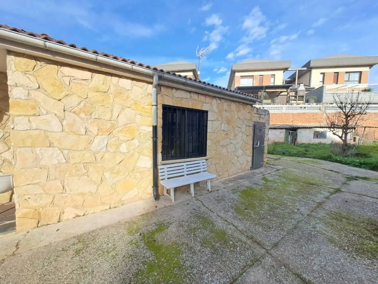 Vista exterior de Casa adosada en venda en Burgos amb Calefacció i Jardí privat