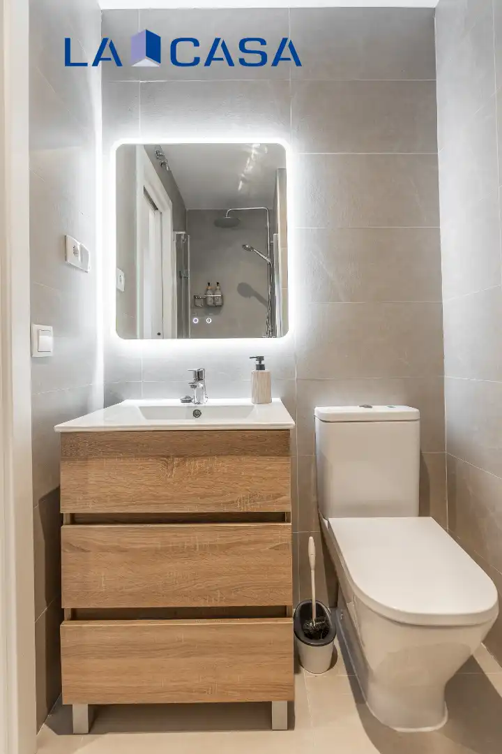 Bathroom of Flat for sale in Madrid