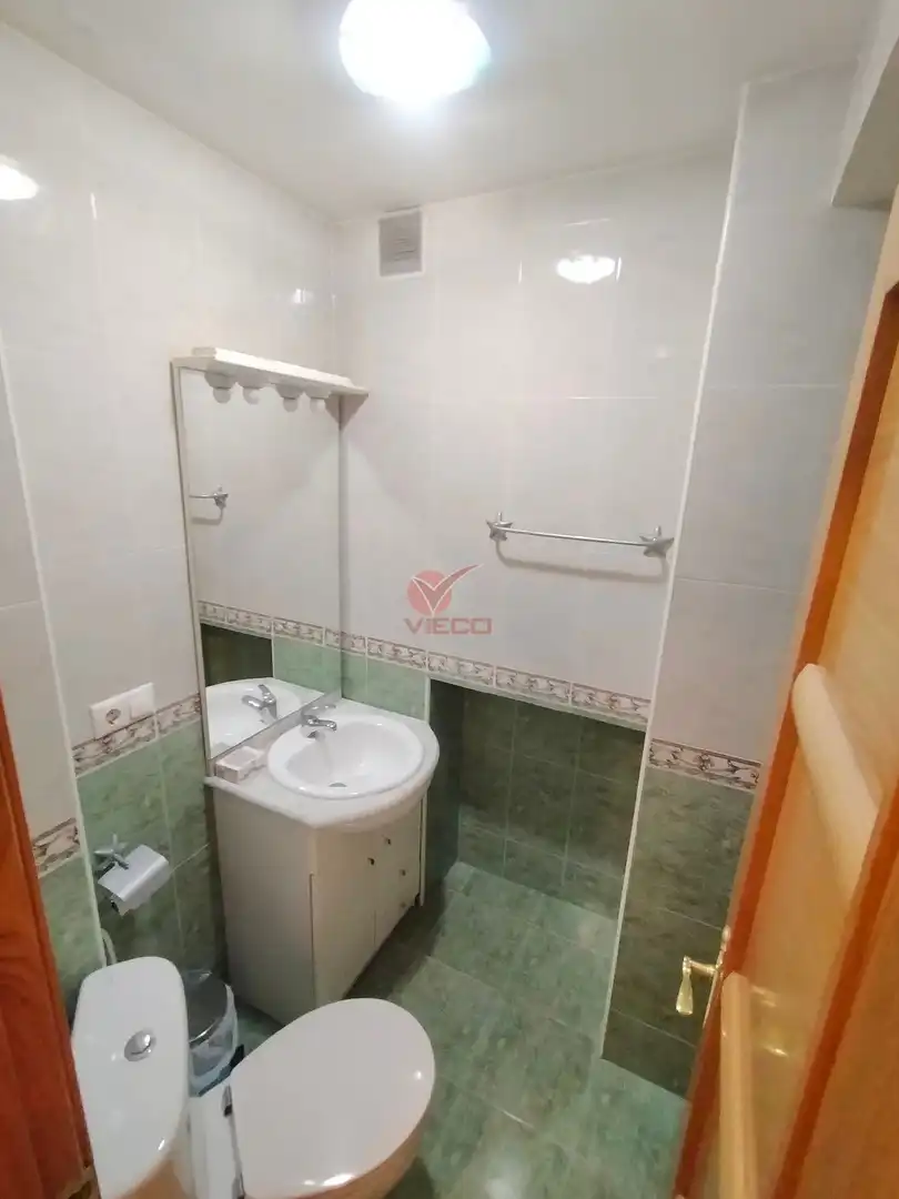 Baño de Piso de alquiler en Cuenca con Calefacción, Terraza y Amueblado