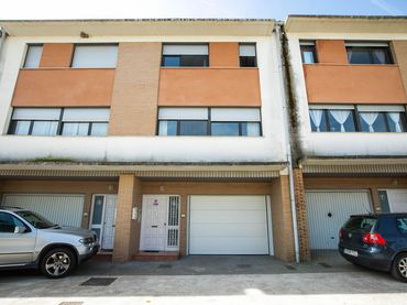 Adosado con balcón en venta en Calle Andelos