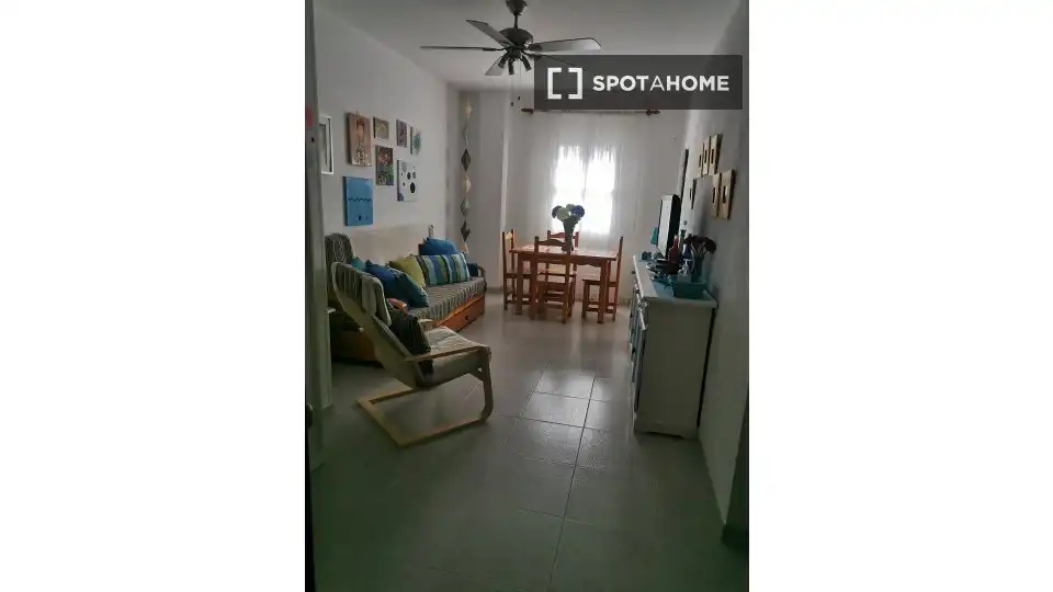 Sala de estar de Estudio para compartir en Conil de la Frontera con Aire acondicionado, Terraza y Amueblado