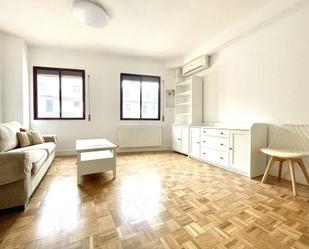 Living room of Flat to rent in  Madrid Capital  with Air Conditioner, Heating and Furnished