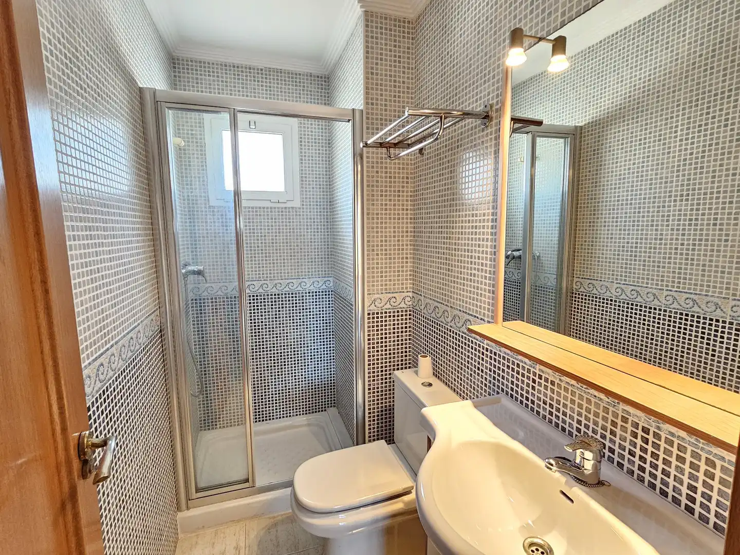 Baño de Piso de alquiler en Santa Pola con Terraza y TV