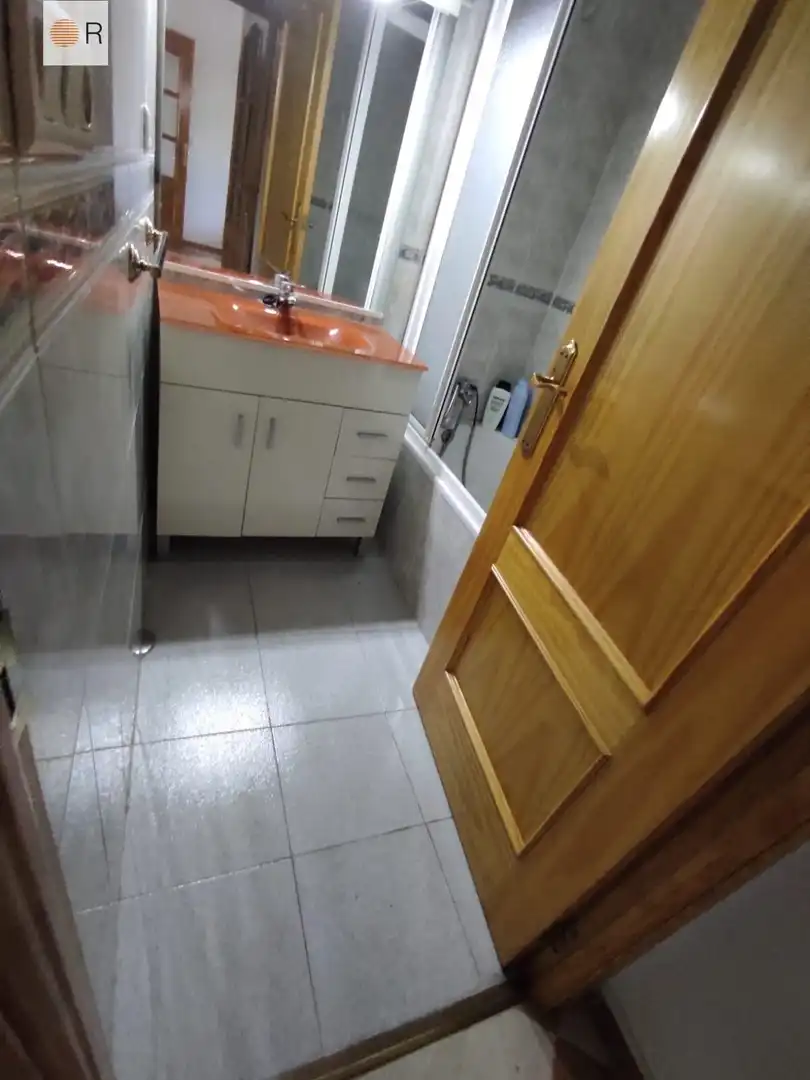 Bany de Pis de lloguer en Córdoba amb Calefacció i Moblat