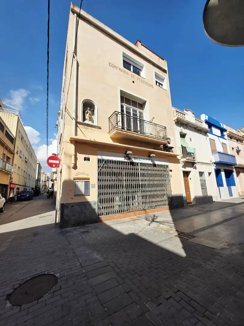 Außenansicht von Gebäude zum Verkauf in Badalona mit Alarm