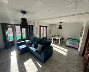 Sala d'estar de Pis de lloguer en Almansa amb Calefacció i Balcó