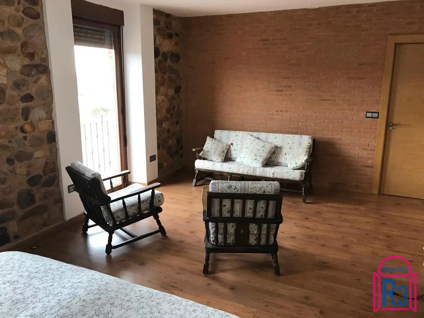 Sala d'estar de Casa adosada en venda en Cuadros amb Calefacció i Jardí privat